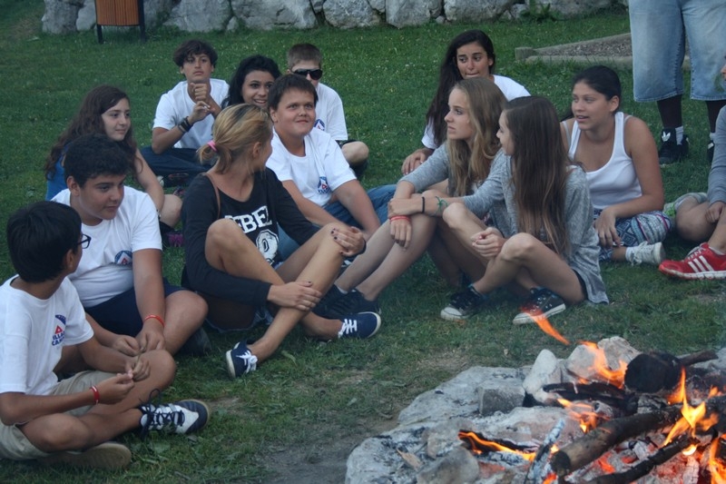 Village Camps International Summer Camp Leysin, Switzerland 2025-08-09 https://www.villagecamps.com/journals_admin/images/710-10-campfire (34).jpg